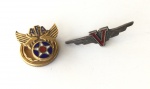 MILITARIA - Lote com dois bottons de aviação da 2a Guerra Mundial.