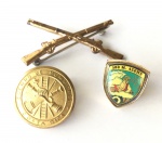 MILITARIA - Lote com insígnia, bottom e botão.