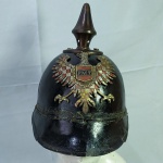 MILITARIA - CAPACETE AUSTRÍACO Conhecido por Pickelhaube ou Capacete de Ponta. Tanto o Emblema frontal quanto a Ponta de lança são reposições - B