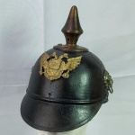 MILITARIA - CAPACETE AUSTRÍACO Conhecido por Pickelhaube ou Capacete de Ponta. Tanto o Emblema frontal quanto a Ponta de lança são reposições - G