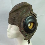 MILITARIA - GORRO DE VOO AMERICANO, USADO NA SEGUNDA GUERRA MUNDIAL, COM MARCAS DO TEMPO.