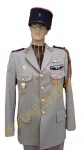 MILITARIA - Maravilhoso Uniforme Francês (Túnica, calça e quepe), com Ribbon de Infantaria, Missão de Assalto no Exterior, Operações no Exterior e Afeganistão, além da Medalha de Combate do Afeganistão, e dois Distintivos de Cursos Militares.