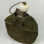 MILITARIA - Antigo Cantil de Aço Americano com a Caneca e bolsa de Lona, datado de 1977.