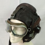 MILITARIA - Gorro de Voo e Óculos para Pilotos Soviéticos. Datado de 1988
