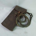 MILITARIA - Serra Portátil no estojo de couro, usado pelo Exército Brasileiro para desbravar a Selva. Fabricada na Alemanha.