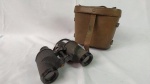 MILITARIA - Antigo binóculo Americano, fabricado para o Exército Inglês, Marca Bausch Lomb. Acompanha estojo de couro da mesma marca, com escritas em Japonês. Muito provavelmente foi resgatado por Militar Americano durante a Segunda Guerra Mundial.