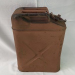 MILITARIA - Tanque de Combustível (Jerry Can) 20 litros, Fabricação Americana, usado na Guerra do Vietnã. Apresenta corrosão.