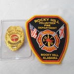 Magnífico Distintivo de Bombeiro Assistente do Chefe (Chief de Rocky Hill - Fire Dept - Alabama) - Estados Unidos. Acompanha Patch em tecido da mesma cidade, de Bombeiro Voluntário, novo e sem uso. O Distintivo está fixado em um acrílico transparente.