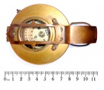 Militaria - Bússola no característico estilo militar. Peça em bom estado de conservação, segundo as fotos do anúncio. A bússola mede 7,5 cm de diâmetro e comprimento máximo de 11,5 cm. Bússola em funcionamento. Pequeno vídeo está disponível. 
