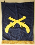 MILITARIA - Estandarte da antiga Força Pública do Estado de São Paulo. Peça dupla face, com o tradicional emblema do par de pistolas ao estilo `bucaneiro`. Estandarte em excelente estado de conservação e com o tecido bem sólido. Cores perfeitas, sem nenhum desbotado. A peça mede: 47,0 cm de largura X 60,0 cm de altura (incluindo a franja).
