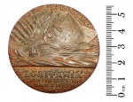 Militaria - Primeira Guerra Mundial - Medalha alemã do Naufrágio do RMS Lusitânia, torpedeado em 7 de maio de 1915 por um submarino alemão, matando 1201 pessoas. Cunhada em ferro durante a I Guerra Mundial pelo artista Karl Goetz, esta medalha é o primeiro modelo cunhado na Alemanha e com a data errada 5 Mai 1915 (o correto é 7 Mai 1915). No anverso está a imagem da Morte vendendo as passagens e no reverso a imagem do naufrágio tendo abaixo a data errada 5 Mai 1915, o artista atribuiu o erro na data ao jornal onde leu a noticia. Essa `comemoração` alemã acabou por lhes custar muito caro, pois esse torpedeamento muito ajudou na entrada dos americanos na Primeira Guerra, fato que foi decisivo para a derrota definitiva dos alemães. Peça em excelente estado de conservação, com 5,5 cm de diâmetro.