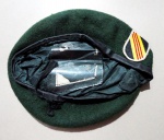 Militaria - Boina verde (os famosos green beret) das Forças Especiais americanas, com o badge do 5Th Special Forces Group (Airborne). Boina usada no período da Guerra do Vietnã. Material em muito bom estado de conservação. Material altamente colecionável.                               ATENÇÃO: A boina se encontra sólida, porém com as inevitáveis marcas do tempo, mas será vendida como material de coleção e não para uso pessoal, portanto, não há a preocupação ou garantia de servir na cabeça do comprador, solicitamos atenção a este detalhe, pois não aceitaremos reclamação caso a boina não seja o número do comprador.