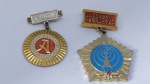 MILITARIA - lote com 02 Distintivos Soviéticos Comemorativos (37)