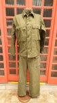 MILITARIA - Uniforme de Fuzileiro Naval Americano, Segunda Guerra Mundial, com Bordado original datado de 1.943, usado no Teatro de Guerra no Pacífico (Gandola e Calça) . O bordado está solto. 71
