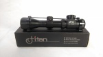 MIRA TELESCÓPICA / LUNETA marca Titan, na caixa original, 2-7X32EG, para espingardas de pressão. A caixa mede 26 centímetros.