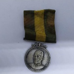 MEDALHA MARECHAL RONDON - Medalha Marechal Candido Mariano da Silva Rondon (1865 - 1958), concedida pela Sociedade Geográfica Brasileira em 1959 pelo o decreto 45.566 - 13.3.1959. Marechal Rondon, patrono da Arma de Comunicações do Exército Brasileiro; Anverso: No centro a efígie de Rondon e na orla a inscrição `Medalha do Marechal Candido Mariano da Silva Rondon - 1958`; Reverso: No centro a rosa dos ventos sobre o mapa do Brasil e na orla a inscrição `Sociedade Geográfica Brasileira`. 