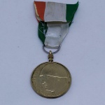 Moeda Italiana de 20 Liras, com o busto do Ditador Benito Mussolini, com a gravação `Meglio vivere vn Giorno da Leone che cento anni da pecora`. A moeda foi transformada em condecoração com fita.