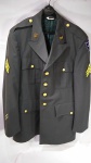 Militaria - Paletó Militar / Jaqueta / Gandola de sargento da Divisão 79 de Infantaria Cross of Lorraine, do Exército Amaricano. Consta na etiqueta tamanho 42L. Distintivo de Engenharia. Fabricada em 1996