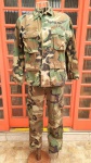 Gandola U.S. Army / Jaqueta Militar Americana Camuflada com a respectiva calça. Tamanho `SMALL REGULAR` - Fechada mede 53 cm na altura da cintura por 72 cm de comprimento medidos da costura da gola até a barra.