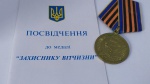 13. Medalha DEFENSOR DA PÁTRIA, cunhada pós era soviética, entre 1999 e 2015. Excelente estado. Esta distinção era concedida aos Veteranos da Segunda Guerra Mundial que vivem na Ucrânia e a cidadãos de outros países que ajudaram na libertação do país da Ocupação Nazista. Ótimo estado de conservação. Mede 8,5x4,5cm.  Acompanha CERTIFICADO de Autenticidade em branco número 909704. 