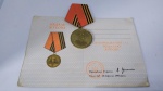 14. Medalha da Rússia/Ucrânia, comemorativa aos 100 ANOS DE NASCIMENTO DE GEORGY ZHUKOV, 1896-1996, militar mais premiado da história da URSS. Acompanha DOCUMENTO em Branco. Conhecido como Marechal da União Soviética, Zhukov foi o Comandante-Chefe das Forças Armadas Soviéticas durante a Segunda Guerra. Esta honraria é concedida a soldados de países membros da extinta União Soviética como forma de reconhecimento pela distinção em porte militar na proteção da Pátria e os interesses públicos da Federação da Rússia.
