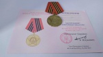 17. Medalha da Rússia/Ucrânia com Documento em Branco, em celebração aos 65 ANOS da VITÓRIA NA 2ª GUERRA MUNDIAL (1945-2010) com imagem de Estrela Vermelha e Kremlin.  Concedida por países membros da ex-União Soviética a militares, sobreviventes e trabalhadores que se destacaram durante a Guerra Patriótica, após decreto Presidencial nº 238, assinado em 4 de março de 2009. 