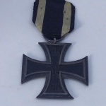 19. Militaria: Medalha Cruz de Ferro Alemã. A mais conhecida e tradicional condecoração militar alemã, instituída em 1813 pelo Rei Friedrich Wilhelm III da Prússia na guerra de libertação contra Napoleão. Este é o modelo utilizado em 1914, na Primeira Guerra Mundial, para reconhecimento de bravura. No grau de 2ª classe, original. Apresenta as datas 1813 e 1914, além da letra W do Rei. Feita em Joalheria, em PRATA, com centro em ferro. AUTÊNTICA. Marcas de produção da joalheria nas argolas. `Este item não Promove ou glorifica violência ou intolerância racial. Está à venda apenas para fins de preservação da memória histórica. A organização do leilão não faz apologia a quaisquer movimentos políticos ou ideológicos, e repudia qualquer ideologia de cunho racista.`