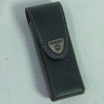 Capa na cor preta para Canivetes da marca VICTORINOX. Própria para canivetes grandes da marca.
