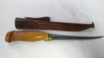 ANTIGA FACA RAPALA - J. MARTTIINI gravado na bainha de couro, fabricada na Finlândia; Mede 27,5 centímetros.