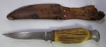 FACA R. & W. WEBER, fabricada na Alemanha na região de Solingen. Mede 18,5 cm e acompanha bainha de couro.