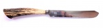 Colecionismo /cutelaria - Antiga faca Rogers, com lâmina em aço inox e empunhadura em chifre de cervo natural. Faca em muito bom estado de conservação, porém apresentando ligeiras marcas de afiação. A faca mede 25,5 cm de comprimento.