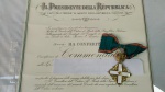 Maravilhosa Medalha Esmaltada de Mérito da República Italiana com o respectivo Diploma de Comendadora, concedida à esposa de Autoridade Brasileira, cujo nome será revelado somente ao vencedor do lote.