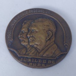 Medalhão na caixa original - Jubileu de Ouro da Universidade Federal do Rio de Janeiro (1920 / 1970) - 50 Anos a Serviço da Pátria pela Educação (18)