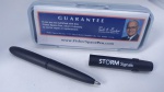36. Curiosidade Altamente Colecionável. Caneta do Astronauta. Desenvolvida com tecnologia Antigravidade AG7 para escrever no Espaço. Modelo similar foi utilizado na missão Apollo, após milhões de dólares em testes e aprovação da NASA. O estojo faz referência ao solo lunar. Tinta Cor preta. NOVA. Nunca usada. Apenas testada e funcionando perfeitamente. No estojo original. Acompanha GARANTIA abaixo do case.