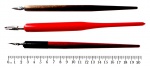 Colecionismo/canetas - Três (3 peças) canetas de pena para molhar no tinteiro. As três canetas são de madeira. A maior (vermelha) mede 18,0 cm, as outras duas medem 17,5 cm, todas medidas sem as penas, ou seja, estas medidas são apenas para os corpos de madeira. Material em muito bom estado de conservação e plenamente operacionais.