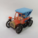 Brinquedo antigo de lata - Lindo calhambeque  fabricado pela TPS no Japão. Funciona o lever action (uma alavanca que aciona a fricção e move as rodas do brinquedo) Mede aprox. 8,5cm de comprimento