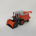 Brinquedo antigo Siku - Linda Colheitadeira agrícola modelo 1024. Mede aproximadamente 7,5cm de comprimento. Mexe o rolo frontal e a tubulação superior. As rodas giram livremente.