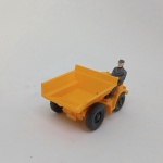 Brinquedo antigo Wiking - trator com carregador basculante  na escala HO para maquetes de trem ou ferromodelismo. Mede 4cm de comprimento.