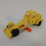 Brinquedo antigo Gulliver - Linda máquina motoniveladora ou Patrol fabricada no Brasil. Feita em plástico. Mede aprox. 10cm de comprimento. Articula a cabine e a pá vermelha