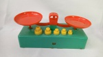 Brinquedo antigo TROL - Linda balança de precisão de brinquedo. Completa com base, pratos, mecânismo e pesos. A base mede 18,5cm de comprimento. A trol foi uma das maiores fabricantes de brinquedos da história do Brasil