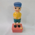 Brinquedo antigo - Lindo e antigo boneco mijão. Você enche o compartimento da base de água e ao abaixar a bermuda a agua sai pelas partes baixas do boneco. Mede 19cm de altura total