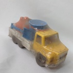 Brinquedo antigo - Lindo caminhão caçamba lacrado com mini pá, balde, rastelo e barco para brincar com areia na praia. Lacrado. Não sei informar o fabricante. Mede 16cm de comprimento.