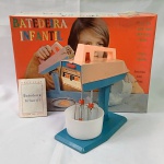 Brinquedo antigo - Linda batedeira infantil na caixa completa funcionando (veja o vídeo) fabricada no Brasil Pela FUPE. Acompanha acessório e manual. A caixa mede aprox. 36cm de comprimento