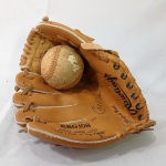 Baseball - Antiga luva de beisebol com bola. Luva para mão direita fabricada pela Rawlings (10 inch) Bola com algumas assinaturas, não da pra identificar marca.