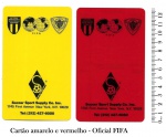 Colecionismo/futebol - Um cartão amarelo e um cartão vermelho, oficial da FIFA. Cartão de manufatura americana e feito em material plástico. Cartões novos sem uso, mas, segundo informações do antigo proprietário, do período da Copa nos Estados Unidos. Cada cartão mede 12,7 cm X 7,6 cm.