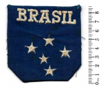 Colecionismo - Raro emblema Olímpico brasileiro, em tecido bordado. Emblema em muito bom estado de conservação e plenamente utilizável, mantendo as cores bem vivas. No postal das Olimpíadas de 1936, que usamos para ilustrar este anúncio, é possível ver esse modelo de emblema em uso. O postal de 1936, aqui mostrado, se encontra a venda em outro lote deste mesmo leilão, portanto o mesmo não faz parte deste arremate e não acompanha o emblema em oferta. O emblema mede 8,7 de altura X 8,5 cm de largura.