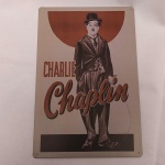 39. Estilosa Placa retro em metal de Charles Chaplin, um dos atores mais famosos da era do cinema mudo, notabilizado pelo uso de mímica e da comédia pastelão. Mede 20x30cm. Nova, sem uso.