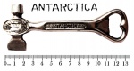 Colecionismo - Raro abridor de garrafas e acessórios (provavelmente para a manuseio de bombas de chope) da Antarctica. Ainda se pode ver o logo antigo deste famoso fabricante de cervejas e refrigerantes. Peça em excelente estado de conservação, com o cromado original, pode-se dizer, 100%. O abridor mede 13,5 cm de comprimento.