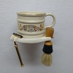 Maravilhoso conjunto de barbear contendo suporte de parede, copo ou recipiente para sabão de barbear (com um sabão antigo), um barbeador GII e um pincel de madeira. Aparentemente com cerdas animais. Conjunto extremamente decorativo e raro fabricado pela Franklin Toiletry CO. no Japão. Com tema de barbershop. Linda peça para barbearias ou para decoração pessoal de aficionados por objetos de barba. Tem um restauro conforme fotos.