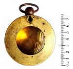 Colecionismo/relógio - Caixa de latão para um antigo relógio de ponto (provável), Peça em muito bom estado de conservação e plenamente funcional. Peça com fechadura, porém sem a chave. Peça destinada ao reaproveitamento de peças ou projeto na área da relojoaria. A caixa mede 7,7 cm de diâmetro (sem contar a argola) e 5,0 cm de altura.